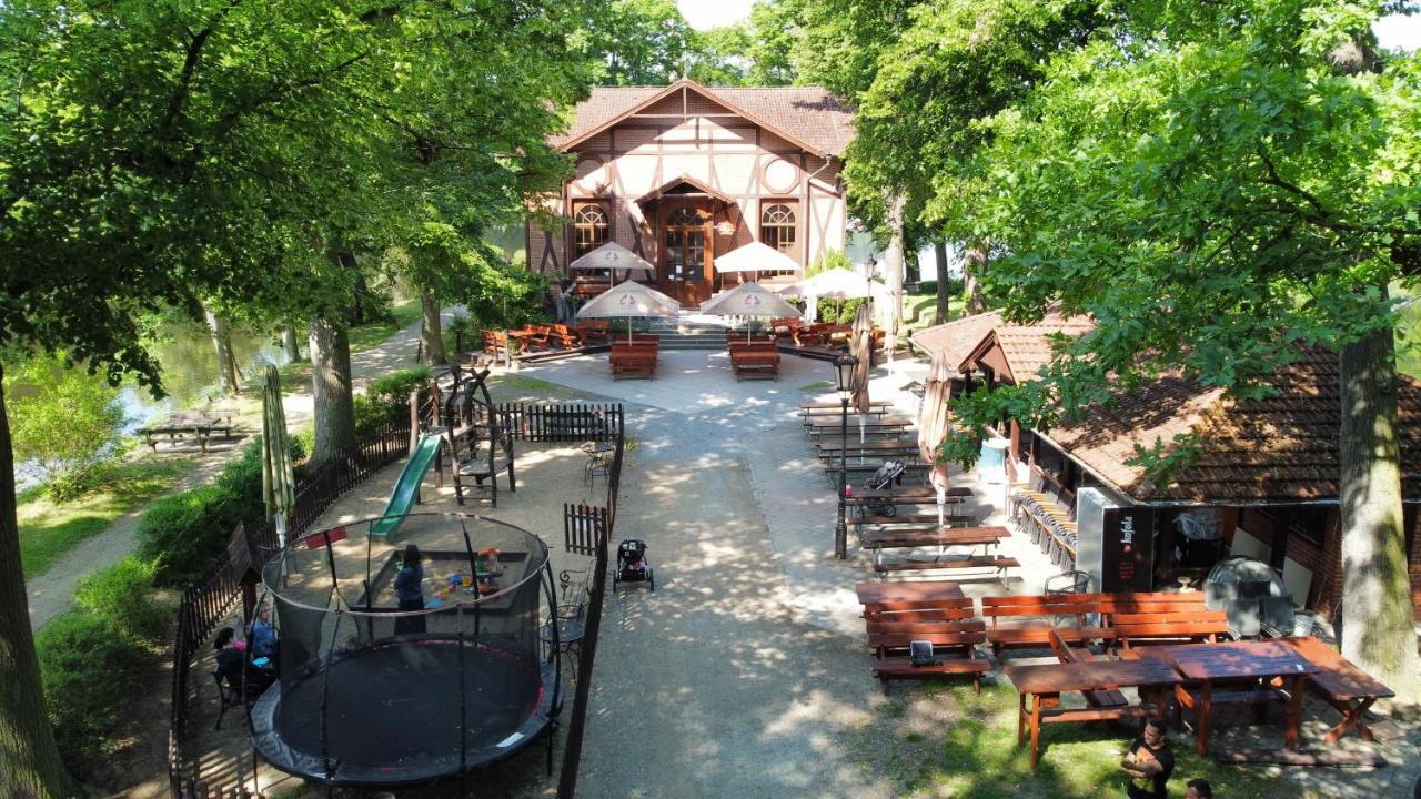 פיסק Penzion Restaurace Ostrov מראה חיצוני תמונה